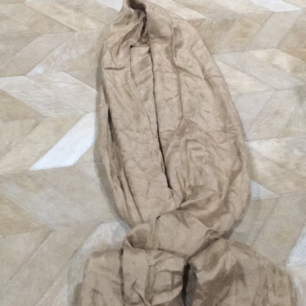 Tan scarf - Picture 3 of 3